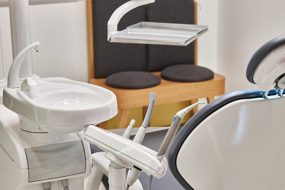 ¿Qué es el curetaje dental?