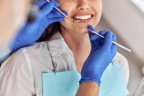 Causas y soluciones para los dientes torcidos