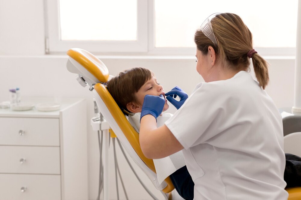 dentista limpiando dientes nino