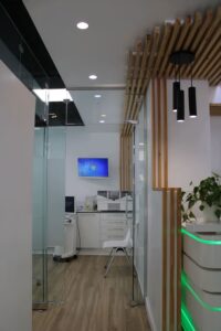garantia dental barrio quintana madrid pasillo interior con diseno en madera y acceso a gabinetes