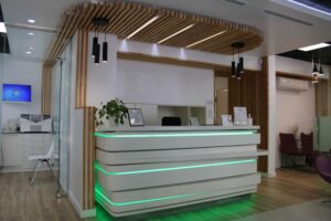 garantia dental barrio quintana madrid recepcion clinica dental con iluminacion led verde y mostrador moderno