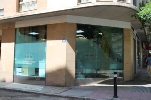 garantia dental barrio salamanca madrid fachada clinica dental con cristaleras y esquina comercial
